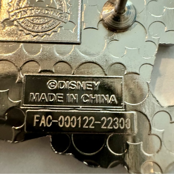 NWT. Disney Pin Pluto Laying in His Dog House with Bone and Bowl Disney Parks - Picture 7 of 9